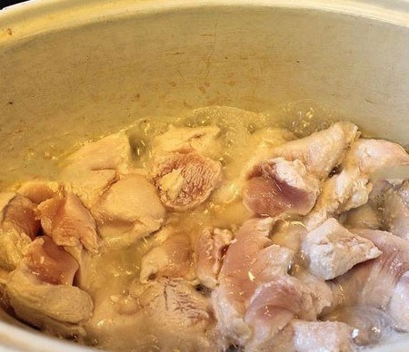 1. Stage. Chicken Vegetable Stew: Fry the chicken in vegetable oil for about 5 minutes.