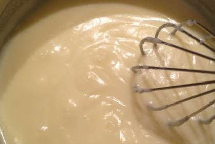 1. Этап. Бисквитный клубничный торт: Готовим крем. Взбиваем яйцо, молоко, сахарную пудру, масло, крахмал. Затем ставим всё на плиту и разогреваем до начала полного кипения. Сразу убираем с огня, добавляем ванильный сахар и ставим остывать.