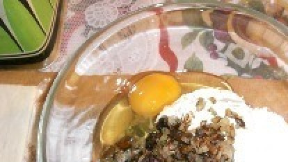 1. Этап. Суфле из курицы с грибами: 2. Курицу отварим и измельчим в блендере, грибы пожарим вместе с луком. Затем в миске смешаем рубленную зелень, яйца, муку, половину грибов, сыр и курицу.