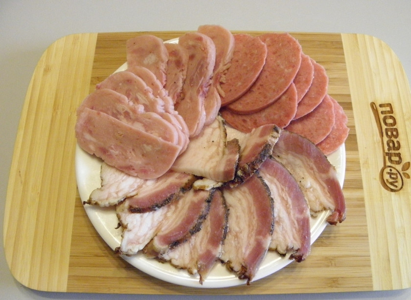 1. Этап. Мясная нарезка Хвост петуха: Все мясные продукты порежьте одинаковыми тонкими ломтиками.