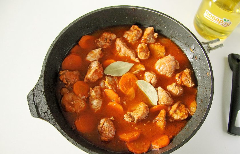 1. Этап. Свинина с морковью в духовке: Добавьте воду (если необходимо отрегулируйте на соль), накройте сковороду крышкой или фольгой и поставьте в духовку. Готовьте мясо при температуре 160 градусов в течение 1-1,5 часов (до полной готовности).