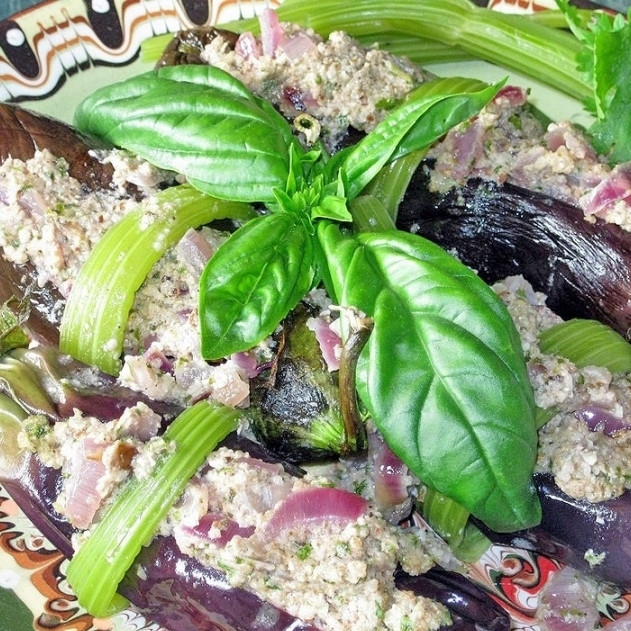 1. Этап. Баклажаны сациви с грецкими орехами: Подавать холодным. Приятного аппетита!