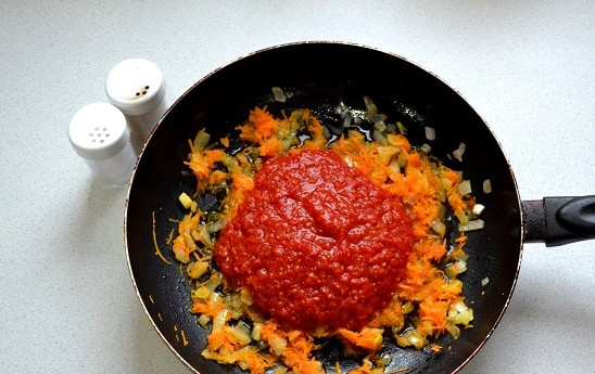 1. Этап. Томатный суп с булгуром: 6. Посолите и поперчите по вкусу. Томите на медленном огне минут 10.