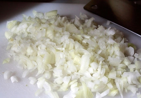 1. Этап. Сайровый суп: 2. Луковицу чищу от шелухи и промываю под холодной водой, затем нарезаю очень мелко, чтобы хорошо чувствовался аромат лука, но не чувствовались кусочки.