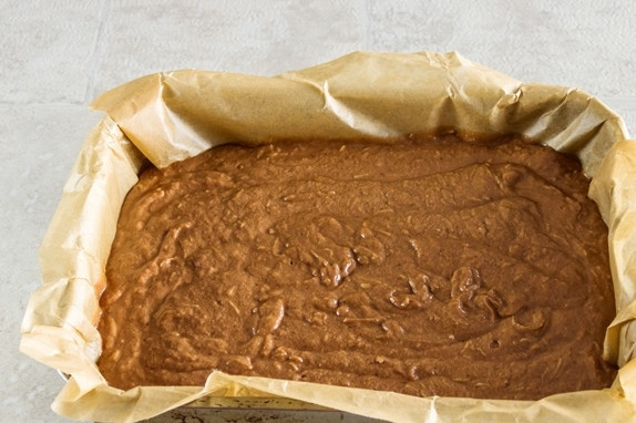 1. Этап. Шоколадный брауни из кабачков: Добавьте к яйцам кабачки, муку и соду. Перемешайте. Затем введите шоколадную массу. Вылейте тесто в форму для выпечки, застеленную бумагой. Поставьте в духовку, разогретую до 180 градусов, на 30 минут. Готовый пирог остудите.