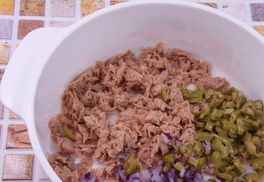 1. Этап. Тарталетки с тунцом и свекольным паштетом: Из тунца слить жидкость, переложить рыбу в миску, размять вилкой. Лук и оливки нарезать мелкими кубиками.