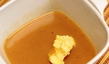 1. Этап. Подлива для мяса: Затем добавляем сливочное масло и хорошо перемешиваем до однородной массы.