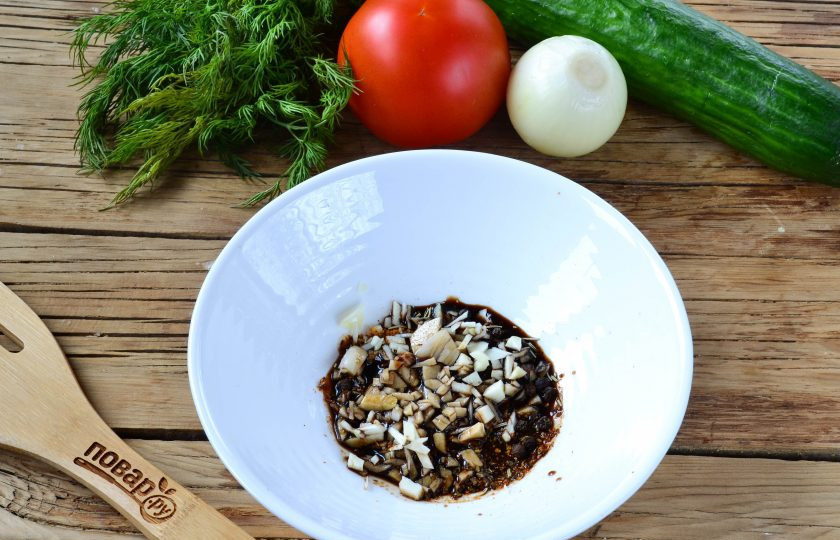 1. Этап. Шаверма с пикантной курочкой и чесночным соусом: Первым делом приготовьте маринад для курицы. Смешайте соевый соус, 1 зубчик чеснока, мелко порубленный ножом, добавьте соль, перец, 1 ч. ложку специй для курицы, розмарин. Все перемешайте.