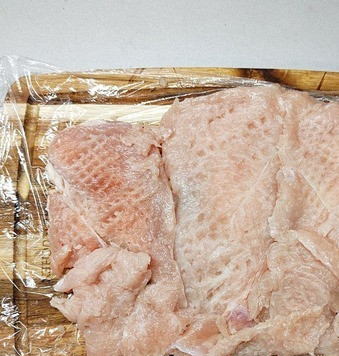 1. Этап. Сырно-шпинатная курица: Отбить между двумя слоями пищевой пленки