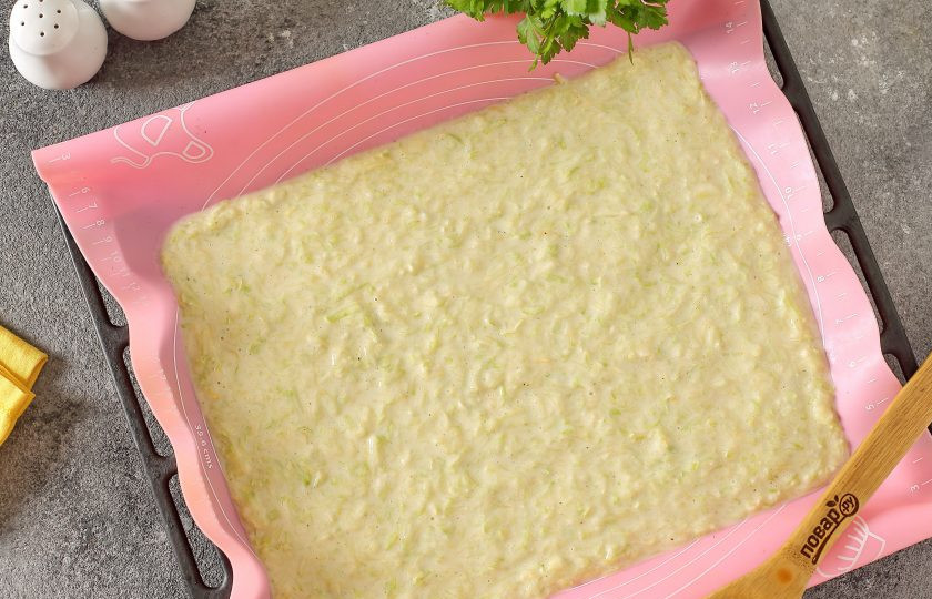 1. Этап. Рулет из кабачков с семгой и сыром: Противень застелите качественным пергаментом, смажьте его маслом и присыпьте мукой (я использовала силиконовый коврик). Вылейте тесто и разровняйте его в форме прямоугольника, толщиной не более 1 см. Выпекайте в духовке при температуре 180 градусов около 30 минут. Тесто должно по краям подрумяниться.