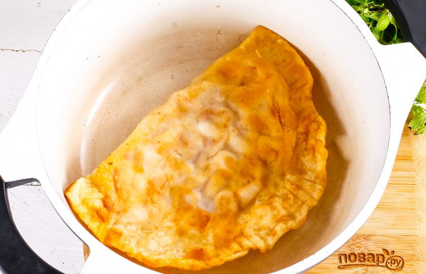 1. Этап. Чебуреки в казане: Прогрейте казан и обжарьте в нем все заготовки. Сделать это можно двумя способами: обжарить заготовку без масла до румяных подпалин и затем смазать маслом либо обжарить в хорошо разогретом растительном масле до золотистой корочки.