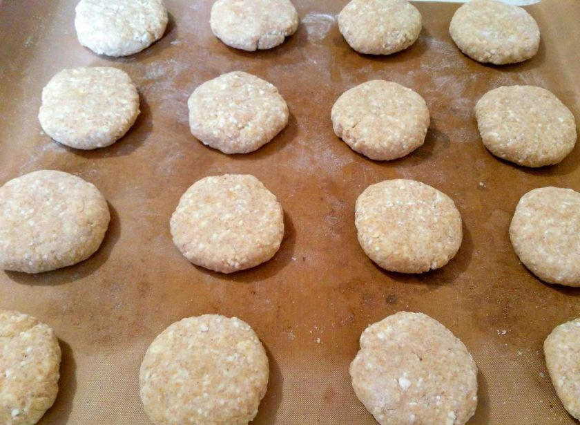 1. Этап. Творожные пышки: Разместите изделия на подготовленном противне, духовку разогрейте до 180 градусов.