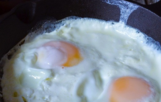 1. Этап. Яичница в сырно-сметанном соусе: Готовить 2-3 минуты, под крышкой. Белок должен приготовиться полностью, а желток остаться полужидким.