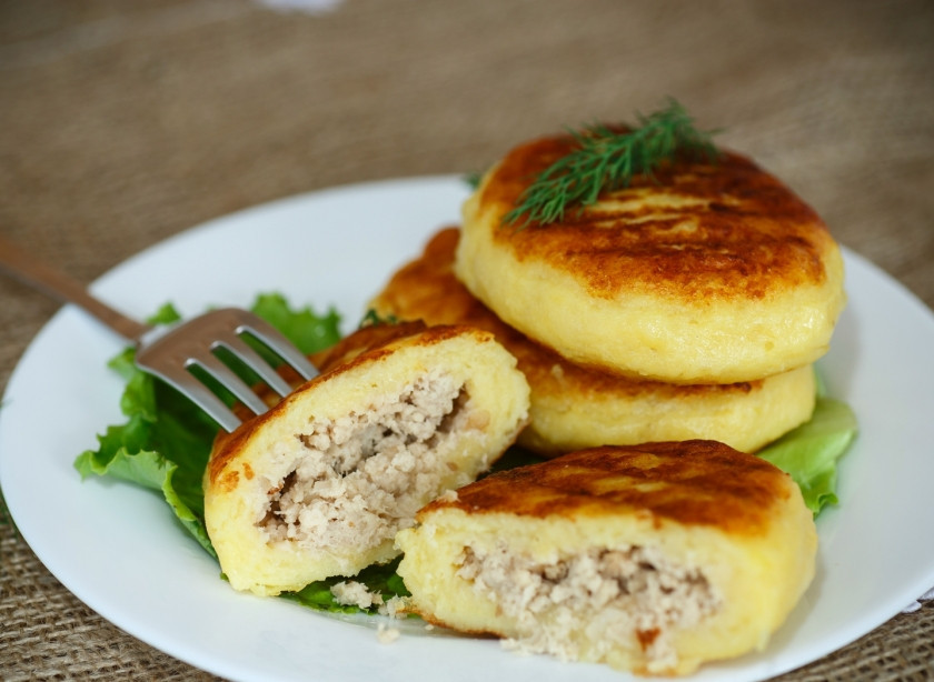 1. Этап. Картофельно-куриные котлеты: Картофельные котлеты с секретом в виде куриного фарша выглядят как обычные пирожки. На самом же деле, муки в них минимум. Угощайтесь этим сытным и необычным блюдом хоть каждый день! Подавайте с зеленью.