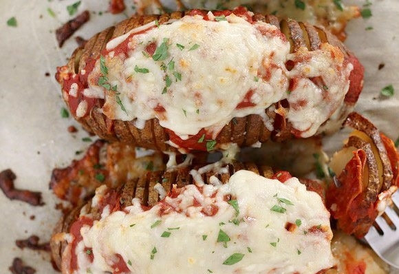 1. Этап. Картошка-гармошка с пепперони: 7. Готовый картофель украсьте зеленью и подавайте к столу спустя 5 минут после запекания.