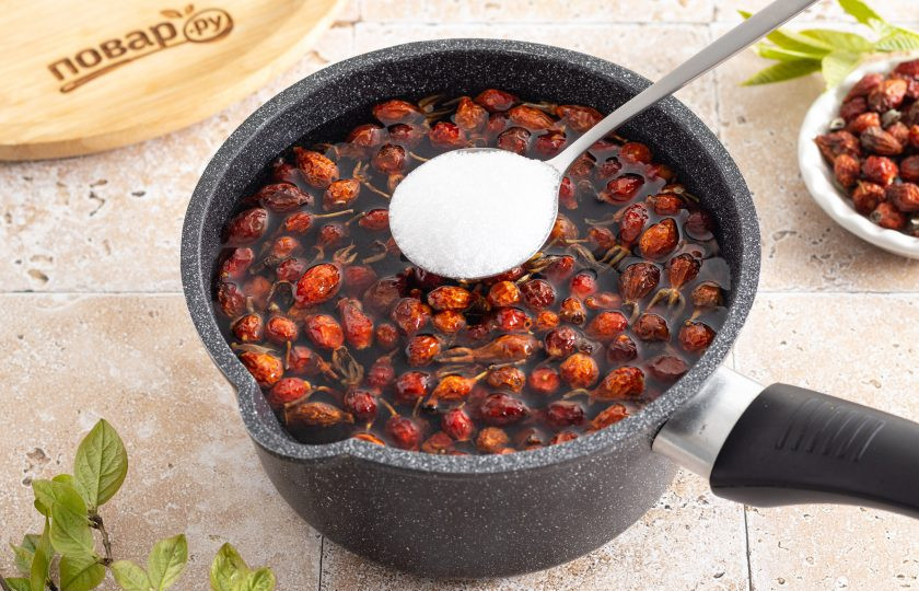 1. Этап. Компот из шиповника сушеного: Добавьте сахар. Варите 7-8 минут на среднем огне.