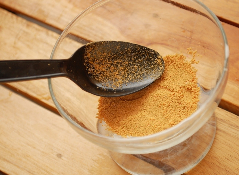 1. Этап. Десерт с персиками: Измельчите в крошку печенье, смешайте с корицей и коричневым сахаром. По столовой ложке смеси разложите по формочкам для десерта.