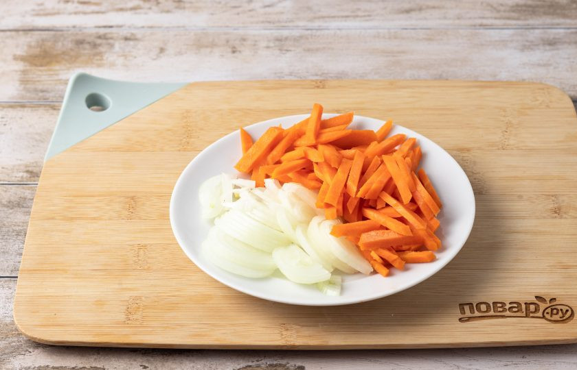 1. Этап. Гороховая каша с морковью и луком в мультиварке: Морковь очистите и порежьте брусочками, а репчатый лук полукольцами.