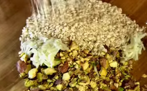 1. Этап. Чипсы из сыра с кунжутом: 3. Соедините орехи, кунжут, сыр и добавьте чеснок, пропущенный через пресс.