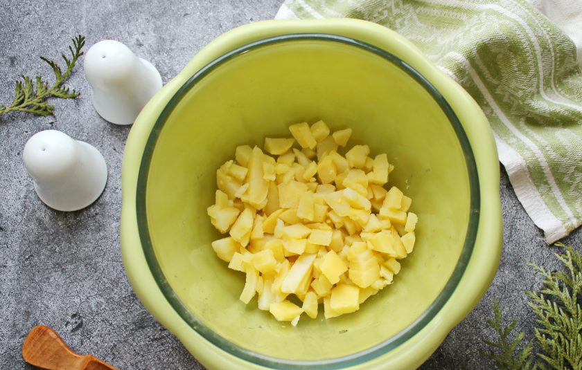 1. Этап. Окрошка на сыворотке и сметане с колбасой: Отварной картофель порежьте кубиком и выложите в салатник.