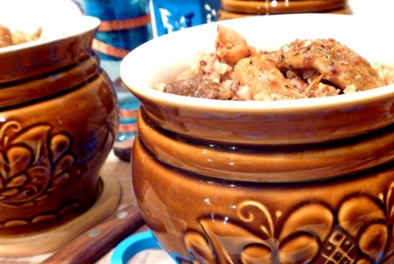 1. Этап. Сушеные грибы в горшочках: Гречку промойте. Распределите в горшочках слоями: гречку, мясо, овощи и грибы. Влейте по 150 мл грибного бульона. Добавьте соль и перец.