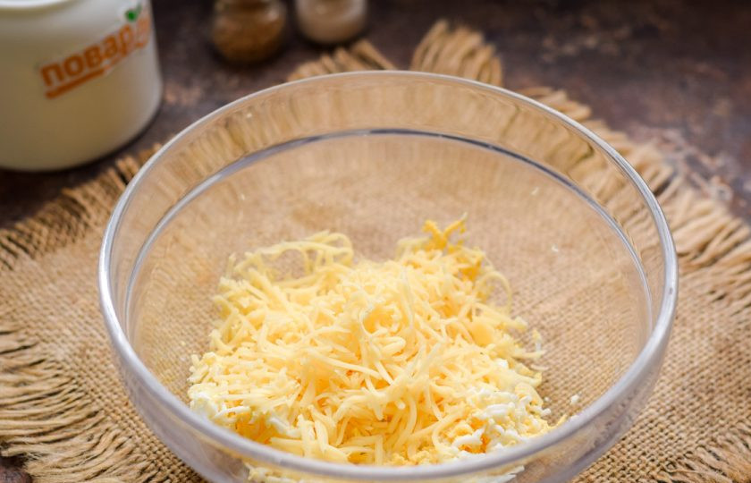 1. Этап. Авокадо фаршированное креветками: Твердый сыр натрите на мелкой терке и переложите в миску к яйцу.