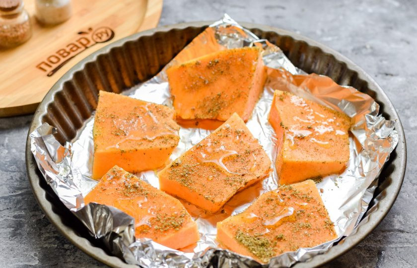 1. Этап. Пряная тыква в духовке: Переложите тыкву на смазанный маслом противень, поверх тыквы слегка сбрызните маслом и отправьте в духовку. Запекайте 20-25 минут при температуре 180 градусов.