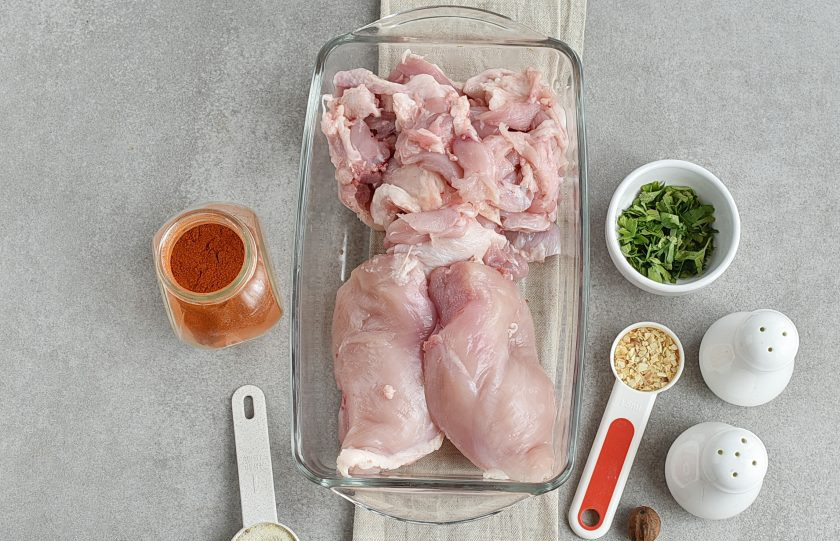 1. Этап. Домашняя ветчина из курицы: Снимите с курицы всю мякоть. Шкурку рекомендую оставить, она придаст ветчине сочность. Нарежьте мякоть удобными для мясорубки или блендера кусочками. Филе отложите.