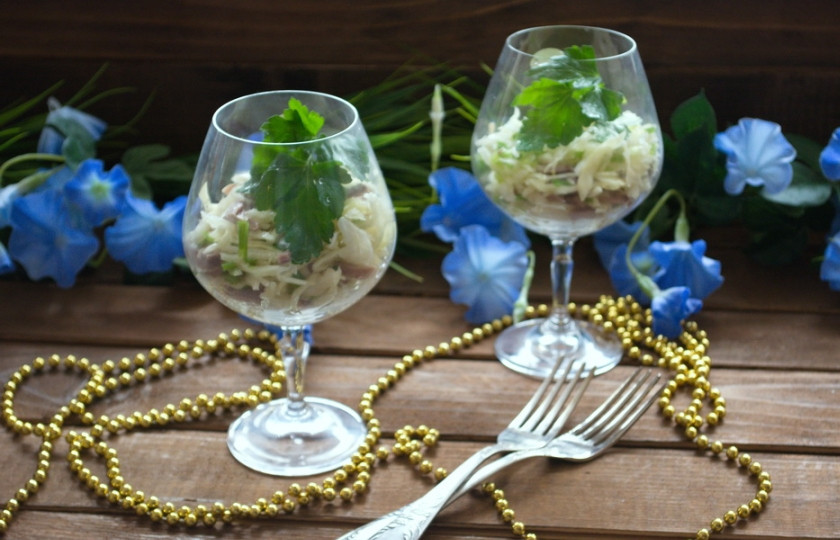 1. Этап. Салат в бокале: Заправьте салат оливковым маслом и перемешайте. Разложите по бокалам. Украсьте и подайте к столу. Старайтесь не загрязнить края бокала, чтоб потом, перед подачей, не пришлось все исправлять, вытирая стекло.