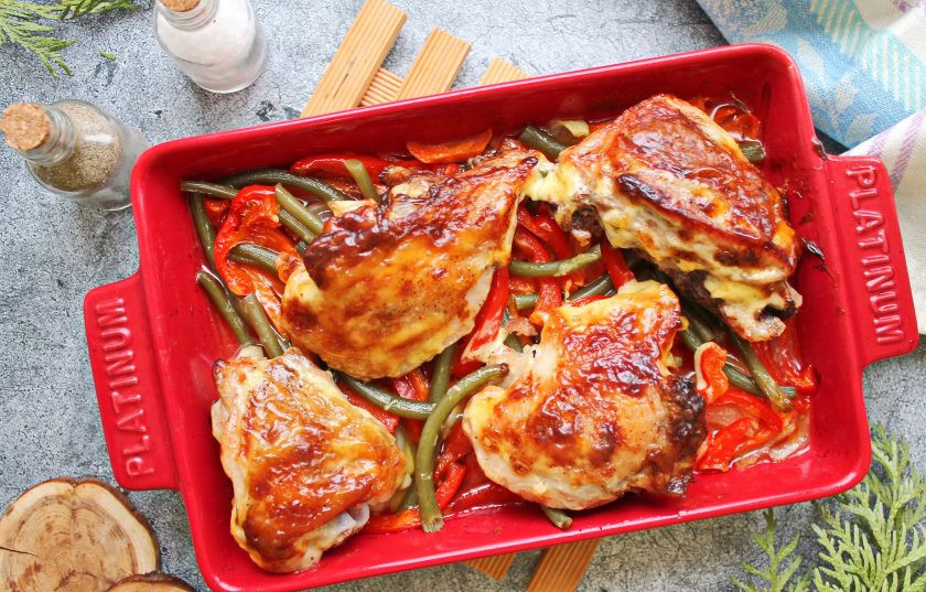 1. Этап. Папоротник с курицей: Спустя время достаньте форму, снимите фольгу. Майонез смешайте с мелко нарезанным зеленым луком и смажьте курицу. Запекайте еще 10-15 минут, затем достаньте блюдо из духовки и сразу подавайте к столу.