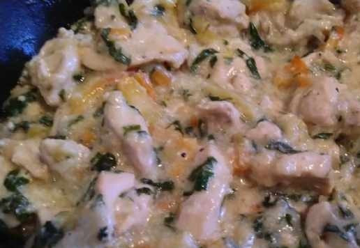 1. Этап. Курица с болгарским перцем в сливочном соусе: В конце приготовления добавить зелень петрушки.