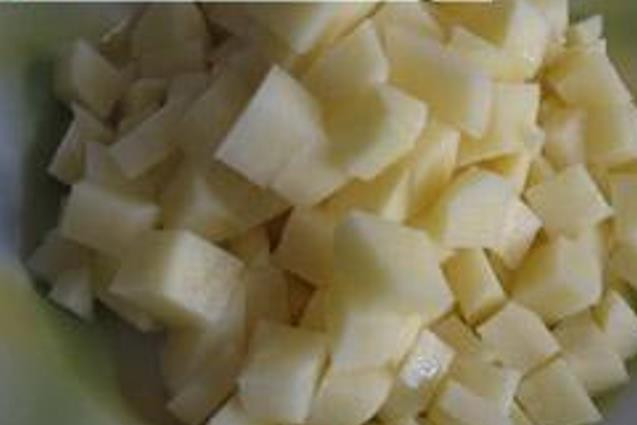 1. Этап. Суп из грибов подберезовиков: Картофель порежьте на куски, зелень мелко порубите.