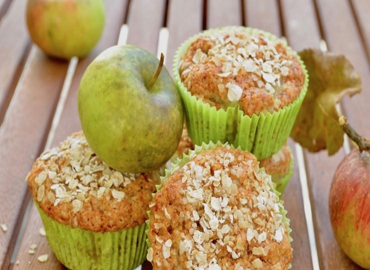 1. Этап. Веганские кексы с яблоками: 5. Выпекайте кексы в предварительно разогретой до 180 градусов духовке примерно 20 минут, проверяйте готовность зубочисткой.