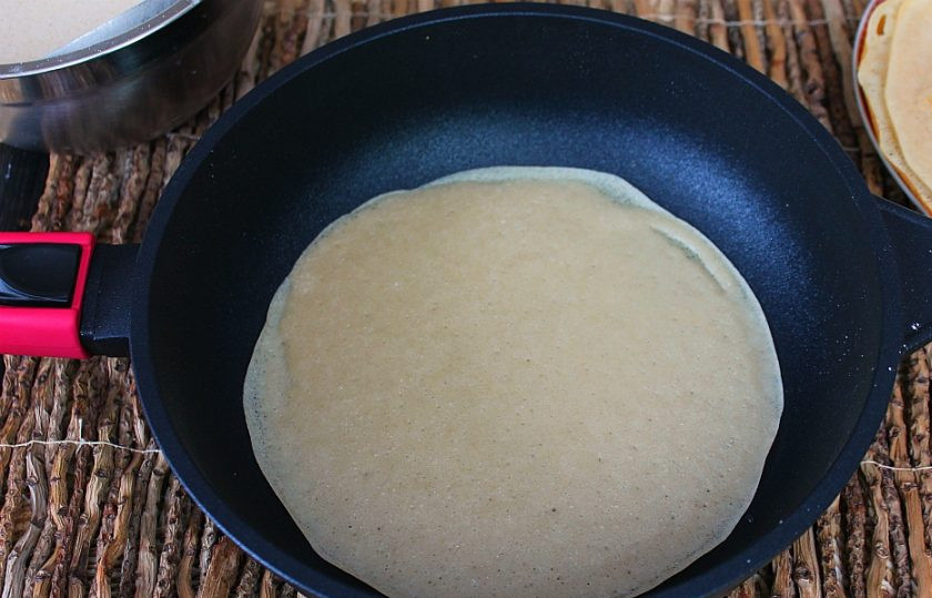 1. Этап. Блины скородумки: Сковороду разогреваем и смазываем подсолнечным маслом. Наливаем порцию теста. Готовим максимум минуту. Возможно меньше, смотрите по цвету.