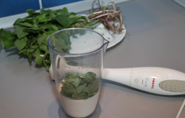 1. Этап. Стейк из горбуши в духовке: Затем наливаем сливки в стакан блендера и добавляем листья мяты.