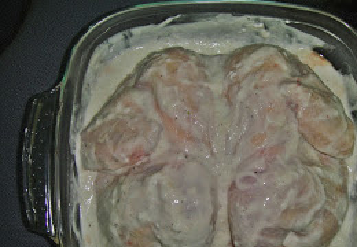 1. Этап. Курица в йогурте в духовке: Залить курицу маринадом и оставить на ночь.