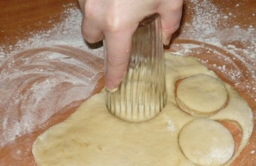1. Этап. Коржик молочный: 6. С помощью формочки или стакана вырежьте кружочки.