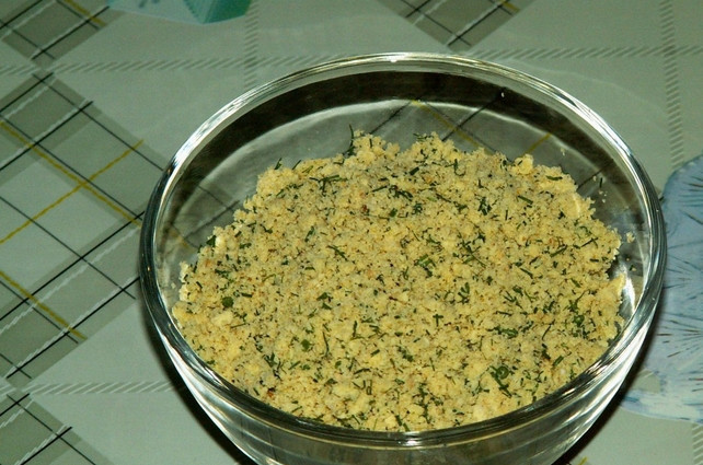 1. Этап. Салат с рыбными консервами: Приготовленной смесью украшаем верхушку салата.