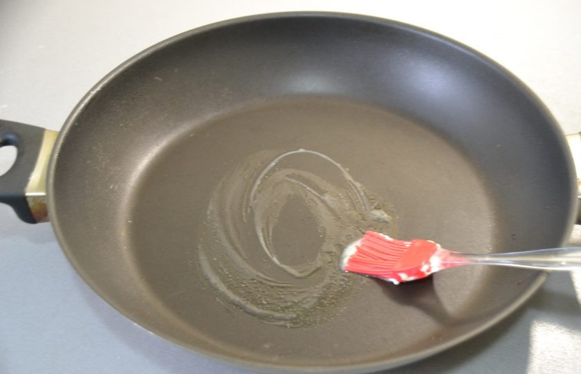 1. Этап. Яичница в блинах: Теперь можно приступить к выпеканию основного блюда. Смажьте сковороду сливочным маслом.