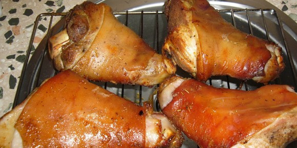 1. Этап. Рулька варено-копченая: 3. Дальше коптим. В зависимости от коптильни может потребоваться от 40 минут до часа-полтора. Щепки советую брать дубовые.