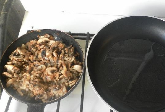 1. Этап. Картошка с курицей и шампиньонами: На одной сковородке жарим грибы. Другую разогреваем для картошки.