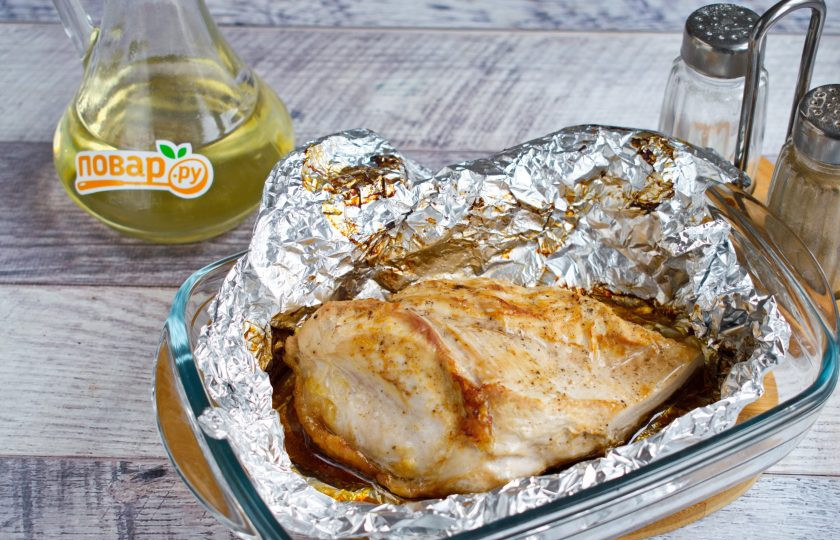 1. Этап. Кебаб (шаурма) из индейки с клюквой: Оливковое масло и соевый соус соедините, перемешайте. Полейте смесью грудку, заверните в фольгу, поставьте запекаться в разогретую духовку на 30-40 минут при 180 ºC.