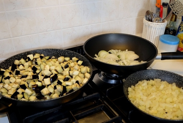 1. Этап. Овощи по-сицилийски с каперсами: 9. Теперь обжариваем лук, баклажаны и сельдерей на трех разных сковородках.