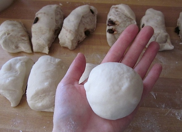 1. Этап. Вкусные бублики: 8. Придайте каждому шарику продолговатую форму и нарежьте на 4-6 частей, в зависимости от того равномерно ли разделили тесто.