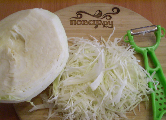 1. Этап. Солянка с грибами и капустой: Нашинкуйте тонко капусту.