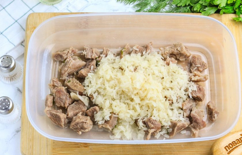 1. Этап. Плов в пароварке: Промойте рис в холодной воде и высыпьте в емкость. Лучше всего использовать пропаренную крупу — она быстрее готовится.