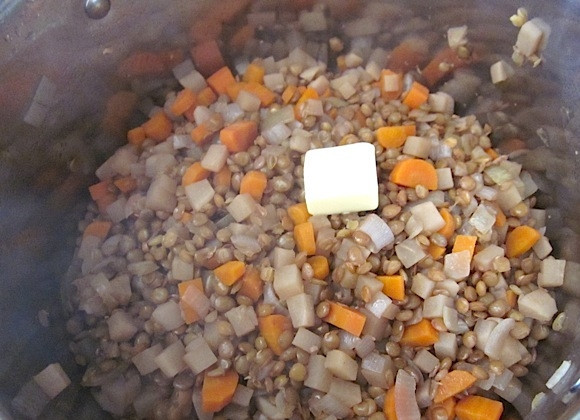 1. Этап. Салат из чечевицы с горчицей: 6. Верните все овощи обратно в кастрюлю, добавьте сливочное масло.