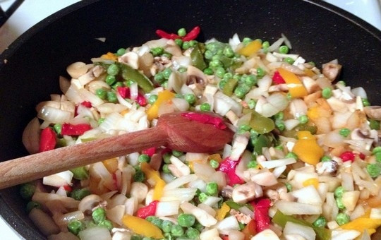 1. Этап. Плов со свинины: Добавьте горошек, перемешайте и готовьте все овощи еще 4-5 минут.