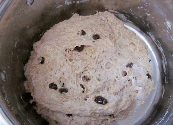 1. Этап. Хлеб с изюмом и корицей: 4. Накройте его крышкой, пищевой пленкой или полотенцем и оставьте при комнатной температуре на 2 часа.