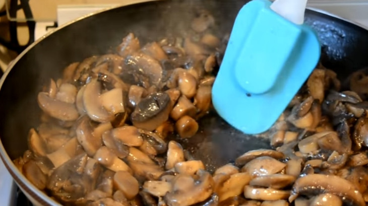 1. Этап. Пирог-перевертыш с мясом и грибами: 1. Грибы моем и нарезаем пластинками (подойдут любые). Обжариваем грибы на подсолнечном масле до испарения жидкости, по вкусу солим и перчим.